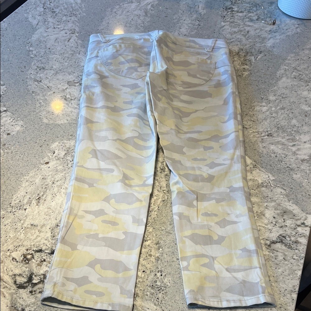 Democracy Light Yellow Camo Cropped Jeans Size 10 - Picture 4 of 9